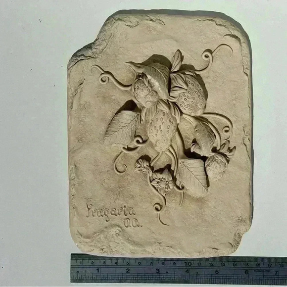 Stunning clay bas relief wild strawberries wall hanging sculpture - Picture 5 of 6